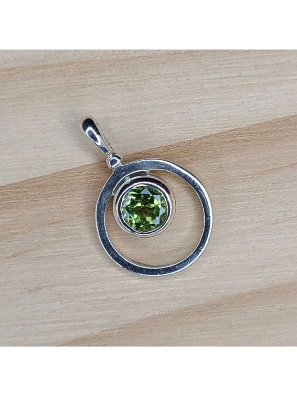 Sterling Silver Circle Pendant With Green Gemstone Accent Vintage .75" - Picture 2 of 6